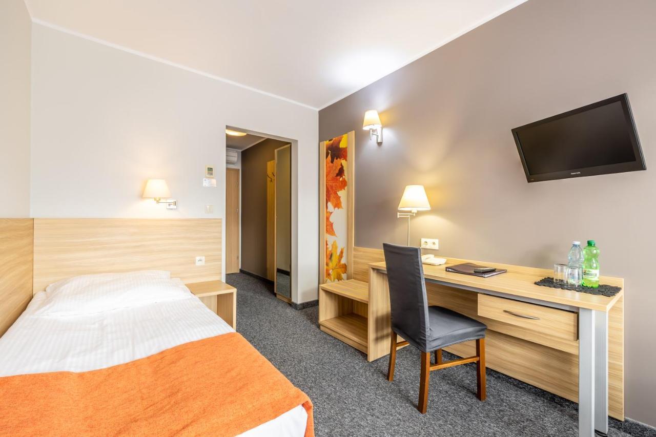 Hotel Lesny ビャウィストク エクステリア 写真