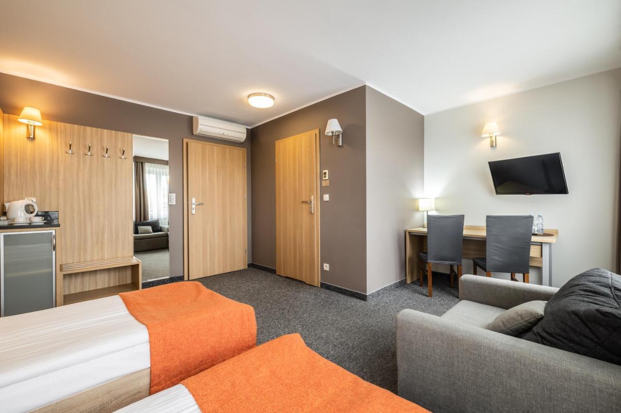 Hotel Lesny ビャウィストク エクステリア 写真