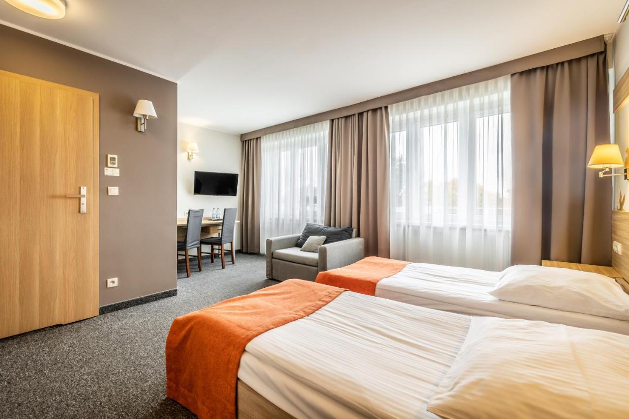 Hotel Lesny ビャウィストク エクステリア 写真