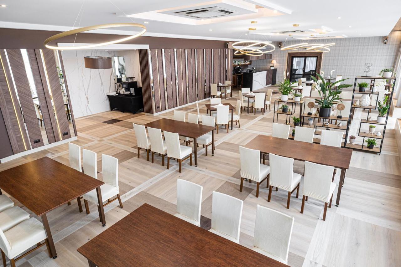 Hotel Lesny ビャウィストク エクステリア 写真