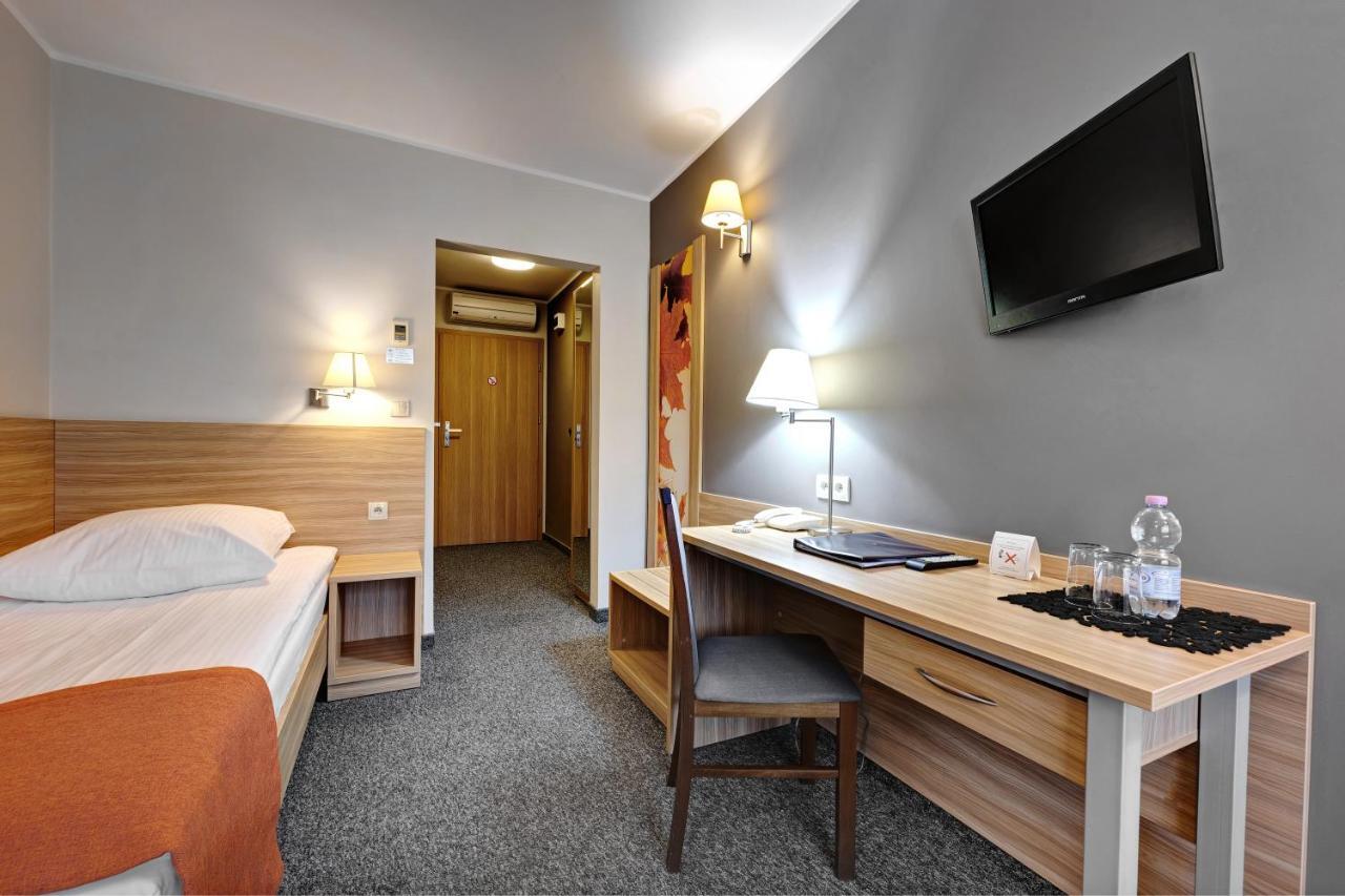 Hotel Lesny ビャウィストク エクステリア 写真