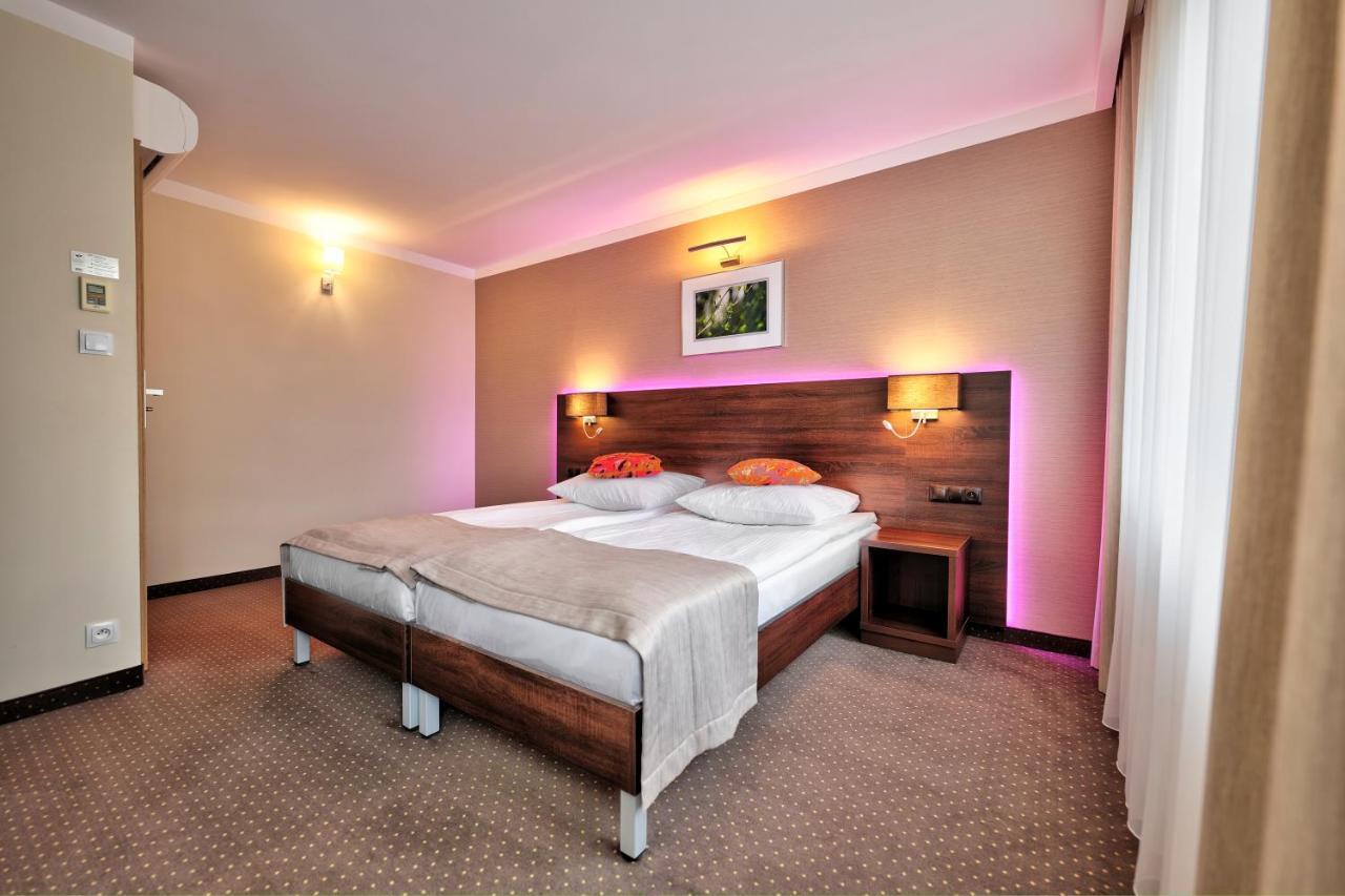 Hotel Lesny ビャウィストク エクステリア 写真