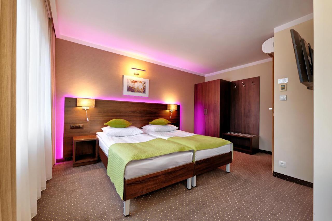 Hotel Lesny ビャウィストク エクステリア 写真