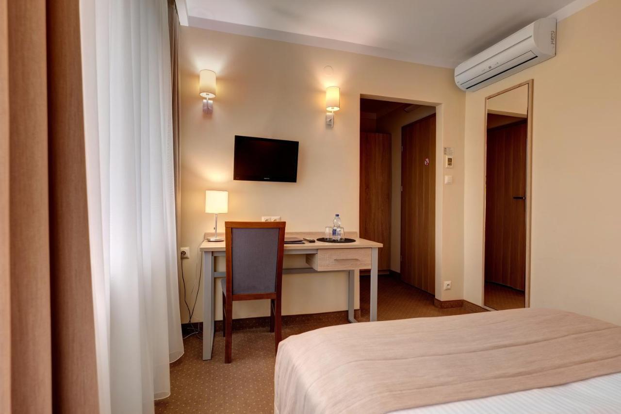 Hotel Lesny ビャウィストク エクステリア 写真